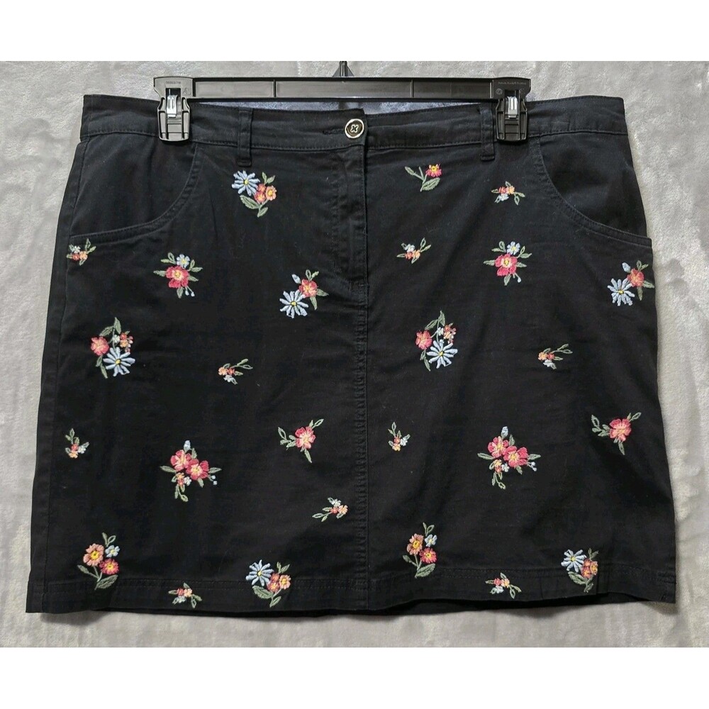 Karen Scott Skort Womens 16 Black Lovely Bouquet Floral Embroidered Casual Boho